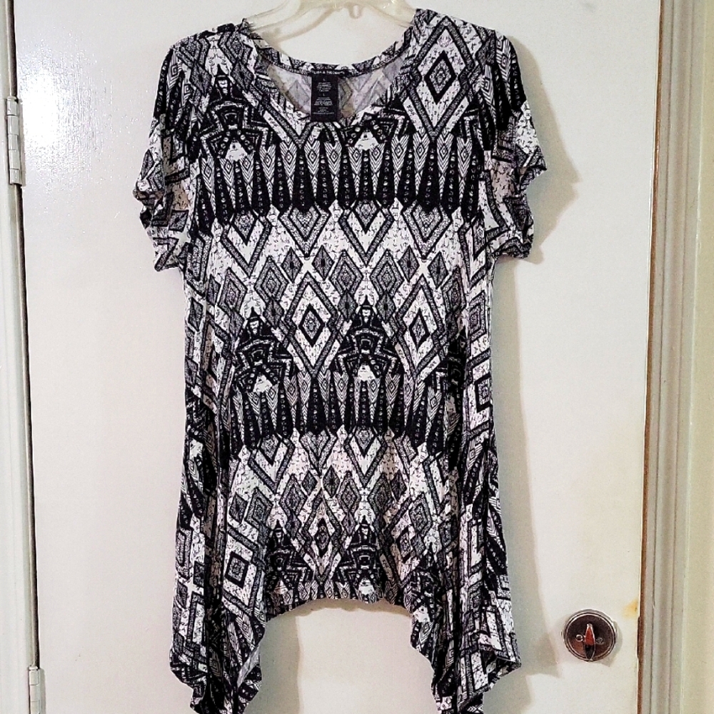 Chelsea & Theodore Black and White Geometric Print Top